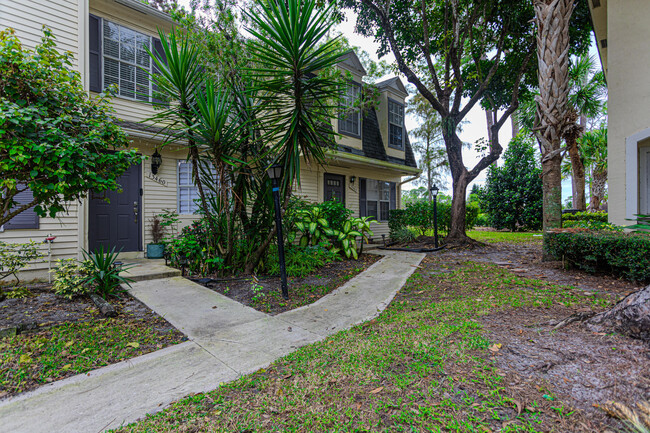 13460 Old Englishtown Rd in Wellington, FL - Foto de edificio - Building Photo