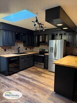 860 Monterey Dr in Shoreview, MN - Building Photo