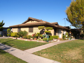 2037 Juno Pl in Anaheim, CA - Foto de edificio - Building Photo