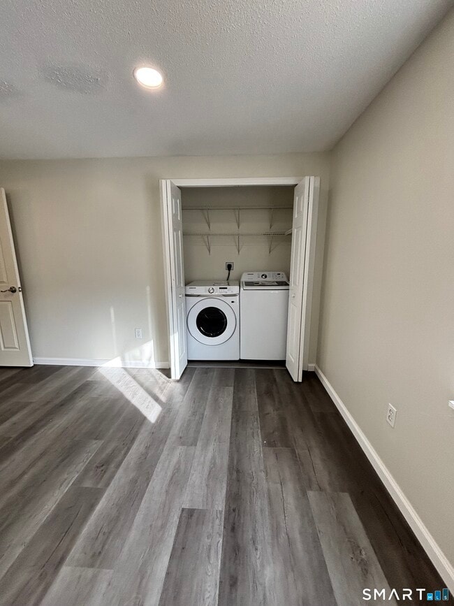 11 King Arthur Dr in East Lyme, CT - Building Photo - Building Photo