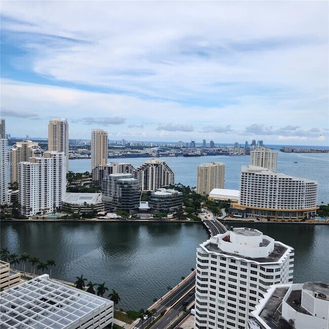 950 Brickell Bay Dr in Miami, FL - Building Photo - Building Photo