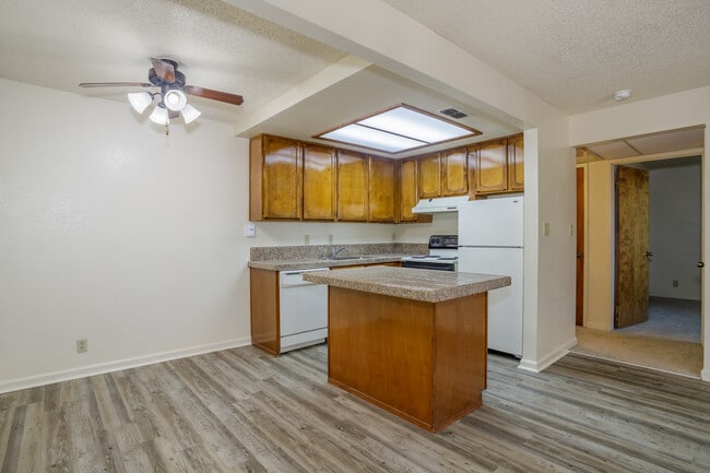 Palm Terrace Apartments in Sacramento, CA - Building Photo - Interior Photo