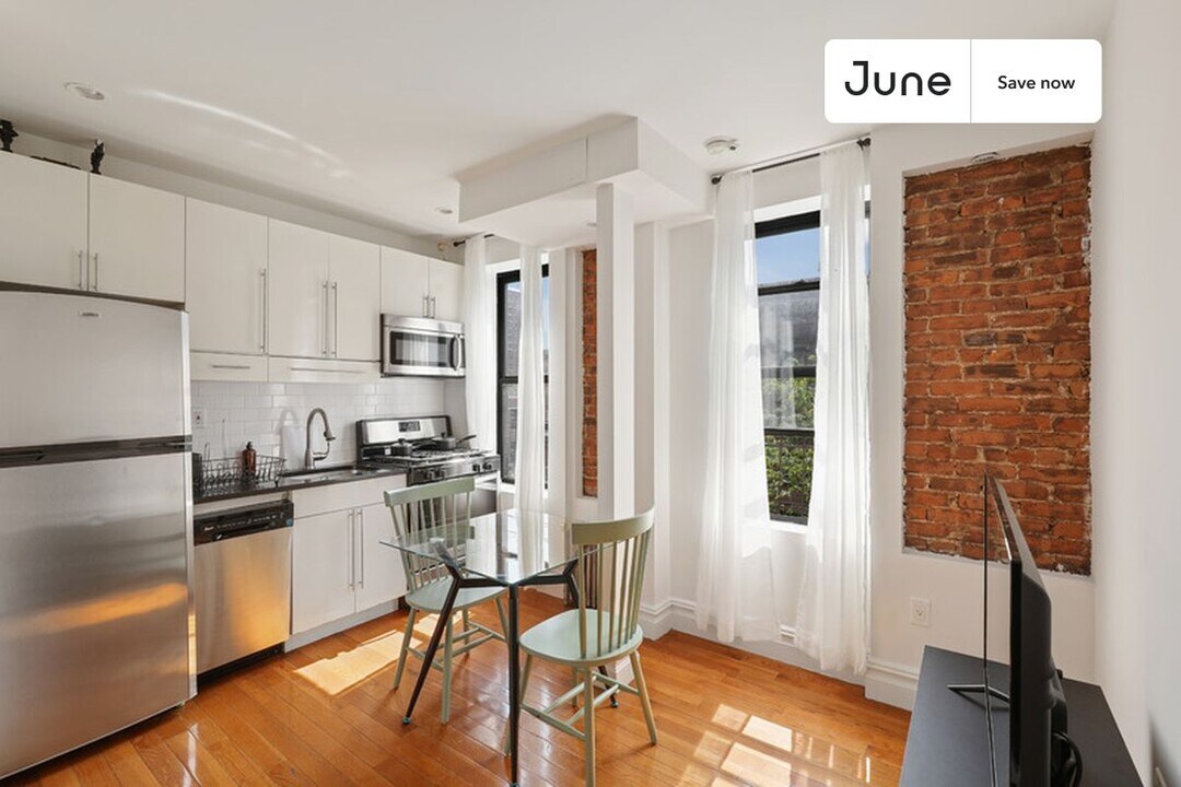 23 E 109th St in New York, NY - Building Photo