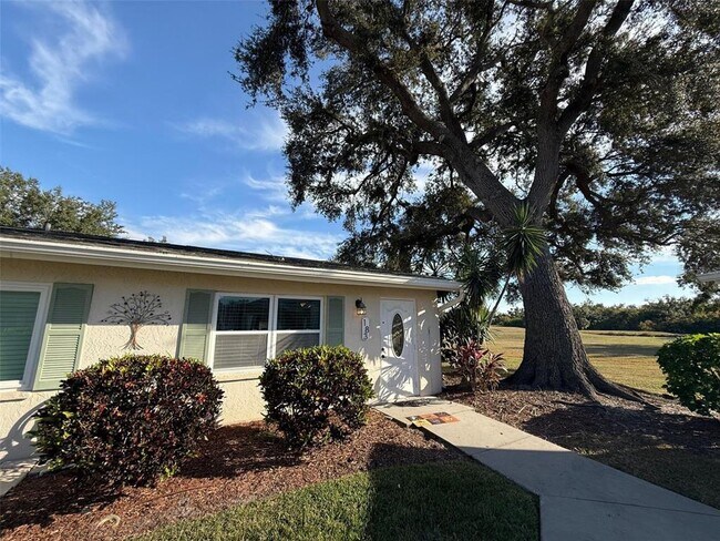 2202 Clubhouse Dr in Sun City Center, FL - Foto de edificio - Building Photo