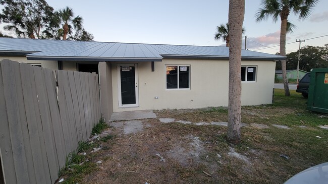 2306 Delaware Ave in Fort Pierce, FL - Building Photo - Building Photo