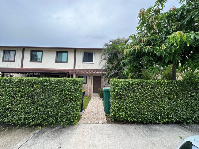 2761 SW 58th Manor in Fort Lauderdale, FL - Building Photo - Building Photo