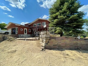 3301 River Bluff Rd in Mitchell, SD - Foto de edificio - Building Photo