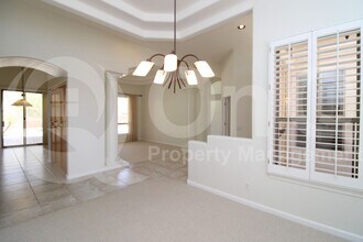 902 E Desert Flower Ln in Phoenix, AZ - Foto de edificio - Building Photo