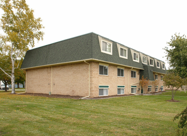 Shaker House Apartments in Charlotte, MI - Foto de edificio - Building Photo