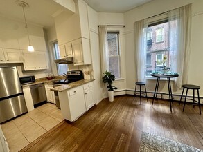 30 Pinckney St, Unit 2 in Boston, MA - Building Photo - Building Photo