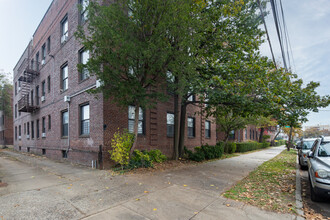9403 222nd St in Queens Village, NY - Foto de edificio - Building Photo