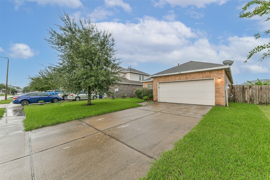 3107 Braepark Ct in Dickinson, TX - Foto de edificio
