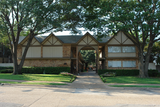 Martel Manor in Dallas, TX - Building Photo - Building Photo