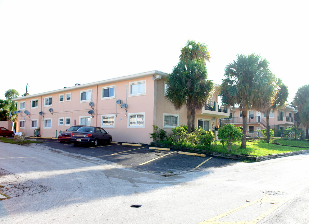 Glades On The Bay Apartments in North Miami Beach, FL - Foto de edificio