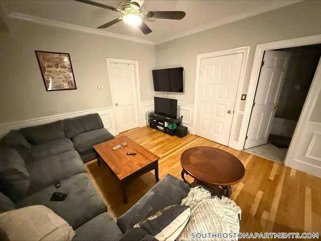 868 E 2nd St, Unit 1 in Boston, MA - Building Photo - Building Photo