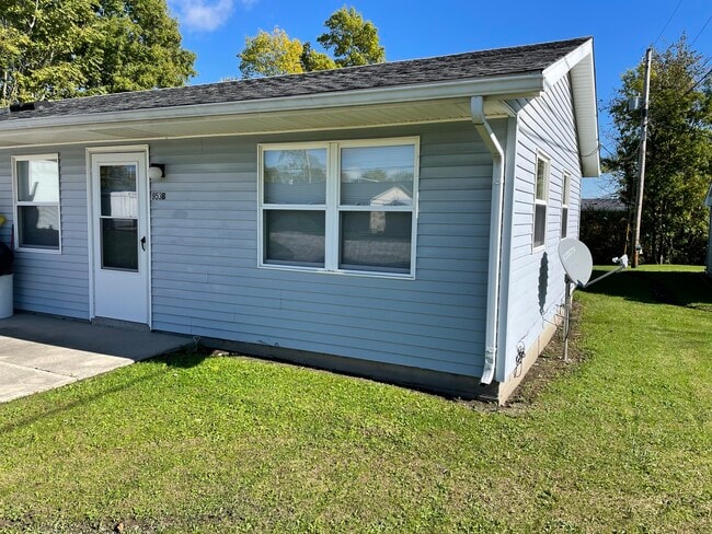 953 E Hope Dr, Unit A in Upland, IN - Foto de edificio - Building Photo