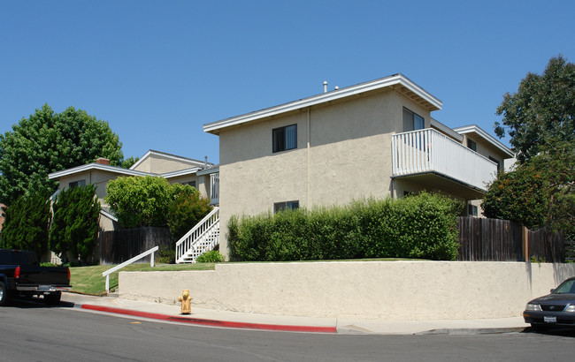 Harbor Bluffs Apartments in Huntington Beach, CA - Building Photo - Building Photo