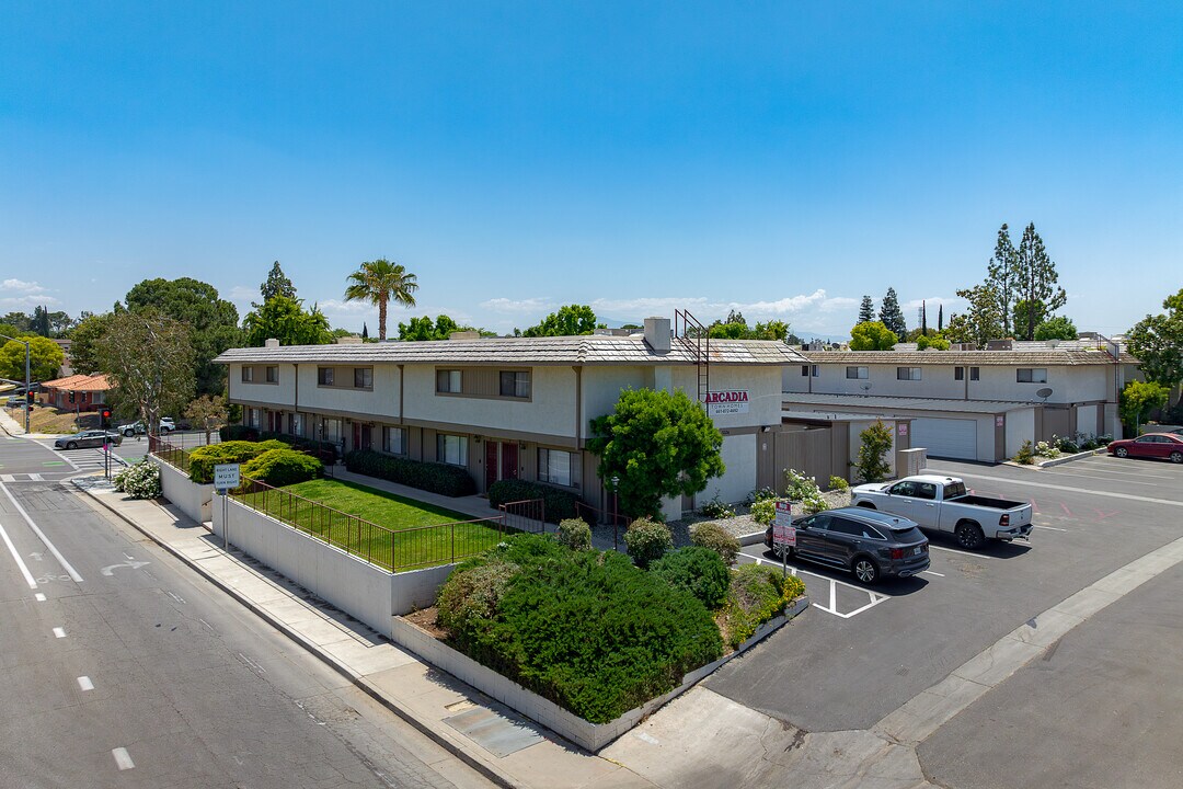 Acadia Apartments in Bakersfield, CA - Building Photo