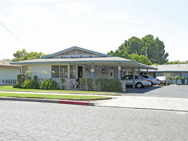 4222 E Sierra Madre Ave in Fresno, CA - Foto de edificio - Building Photo