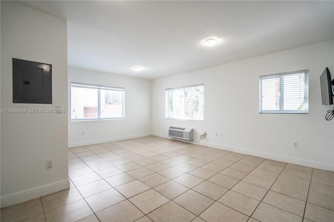 6971 Carlyle Ave in Miami Beach, FL - Building Photo - Building Photo