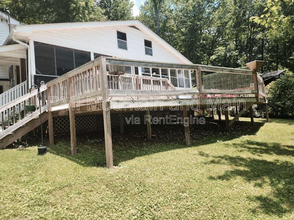 488 Lake Hosea Dr in Saluda, NC - Building Photo