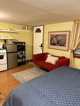 20 Elmwood Ave, Unit Efficiency Studio in Norwalk, CT - Foto de edificio - Building Photo