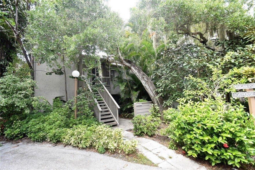 1601 Pelican Point Dr, Unit 215 in Sarasota, FL - Building Photo