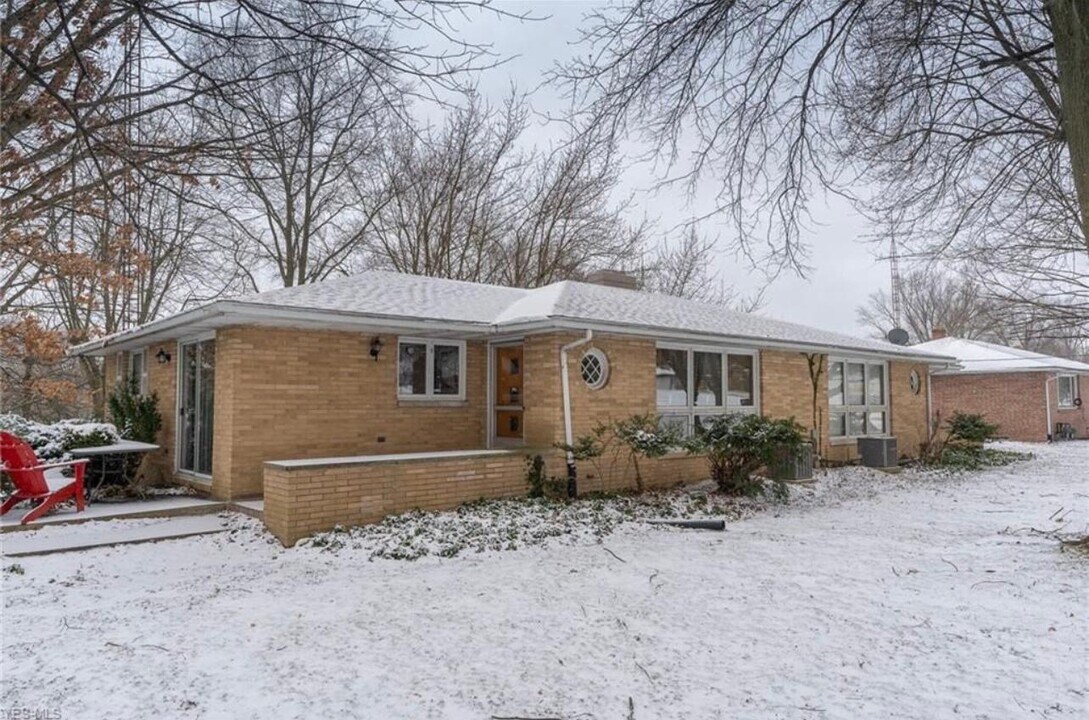 1814 E Main St, Unit 1814 in Louisville, OH - Building Photo