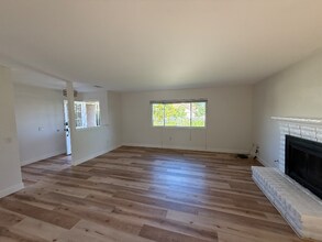 942 Ruby Dr in Vista, CA - Building Photo - Building Photo