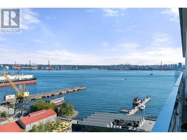 118 Carrie Cates Crt in North Vancouver, BC - Building Photo - Building Photo