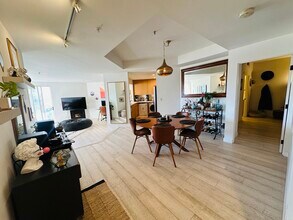 235 Main St, Unit 219 in Venice, CA - Foto de edificio - Building Photo