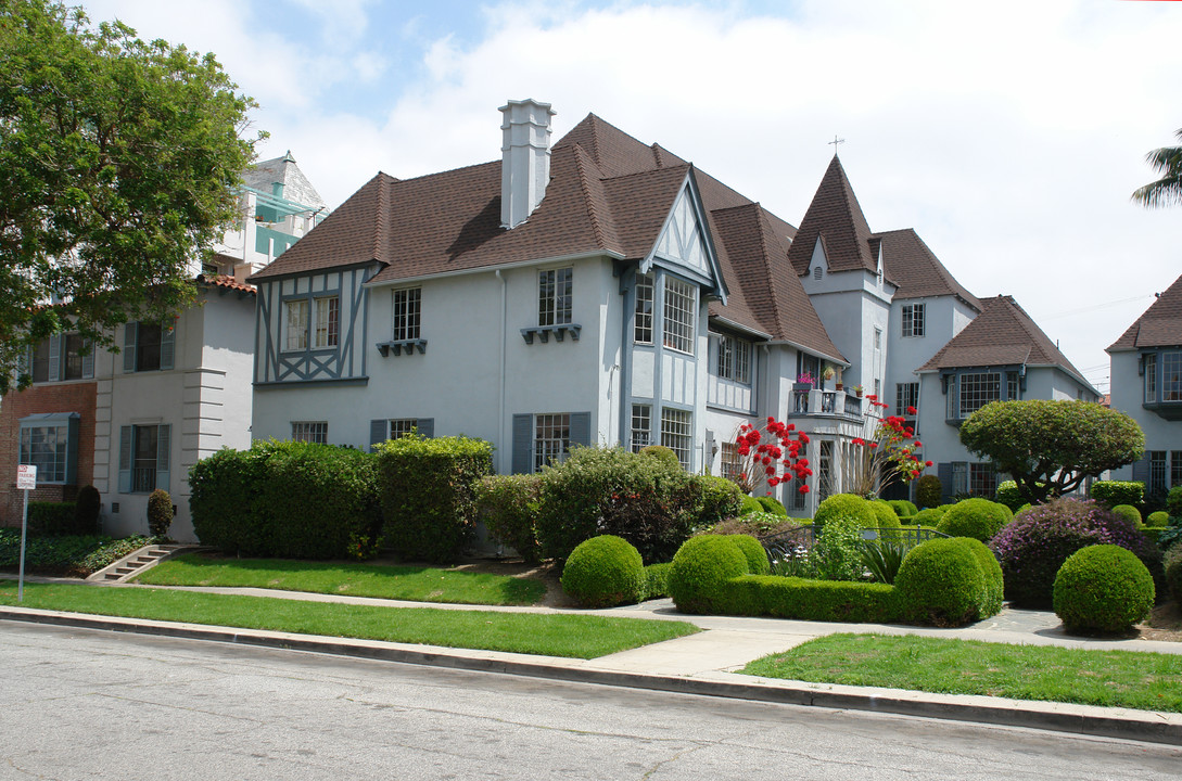 922 S Serrano Ave in Los Angeles, CA - Building Photo