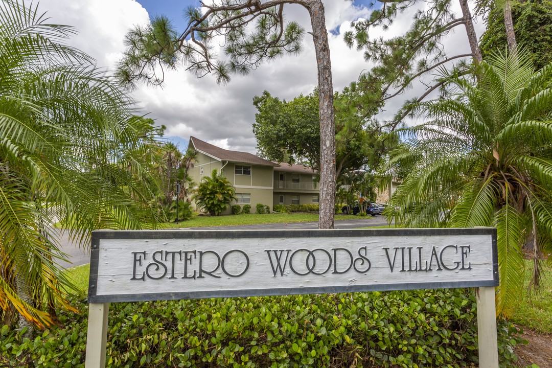 Estero Woods Village in Estero, FL - Foto de edificio