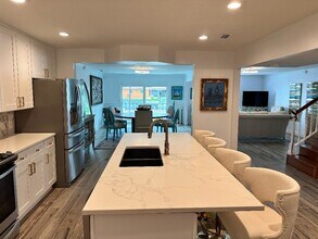 8733 Bay Pointe Dr in Tampa, FL - Foto de edificio - Building Photo