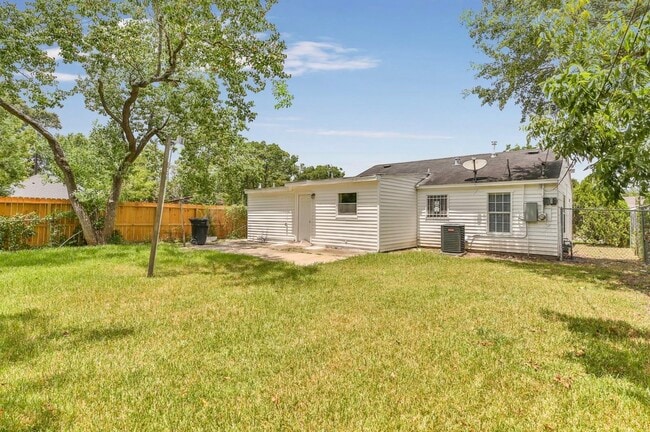 4902 Pershing St in Houston, TX - Building Photo - Building Photo