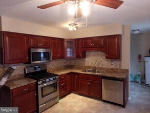 9 Lobelia Ave in Browns Mills, NJ - Building Photo - Building Photo