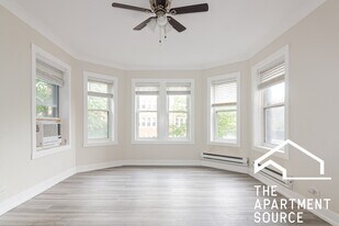 1425 W Hutchinson St, Unit 1 in Chicago, IL - Building Photo