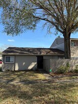 8608 Lake Isle Dr in Temple Terrace, FL - Building Photo