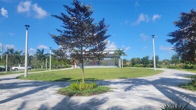 5923 Manchester Way in Tamarac, FL - Building Photo - Building Photo