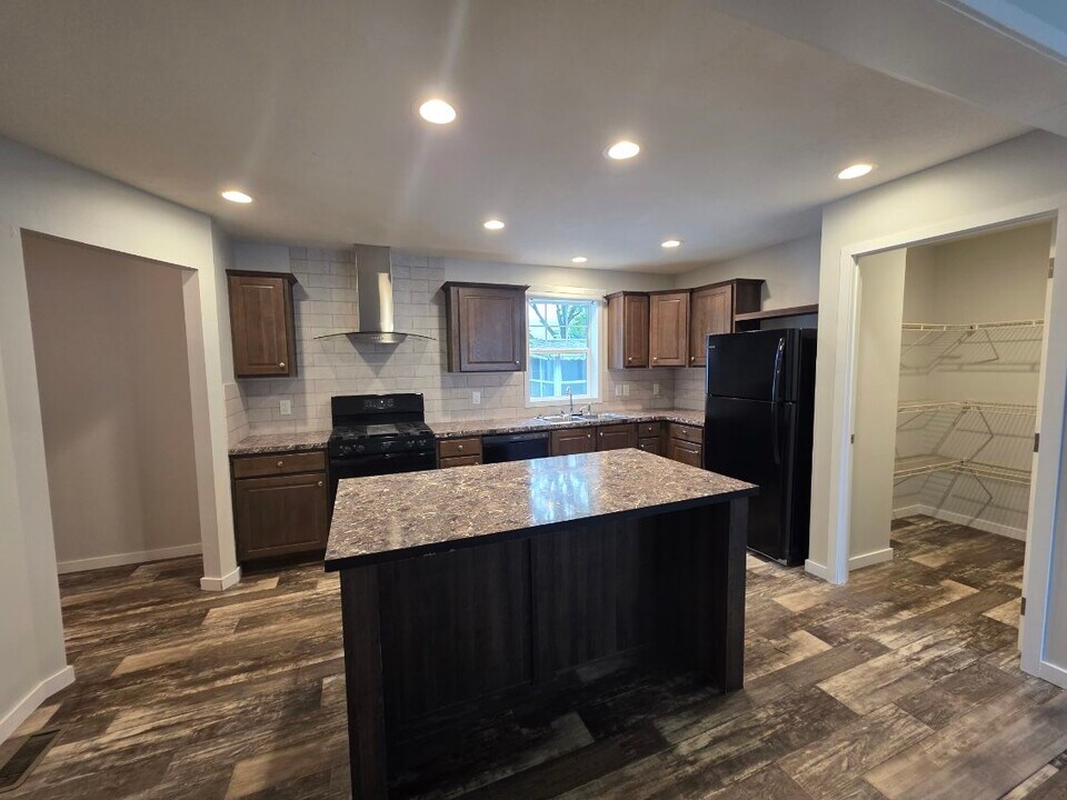 16 Swallow Ct in Orion Township, MI - Building Photo