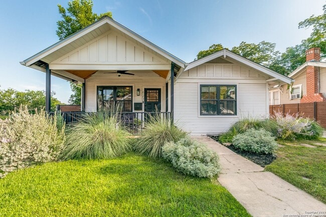property at 627 W Lynwood Ave