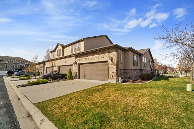 66 N 205 W in Centerville, UT - Building Photo - Building Photo