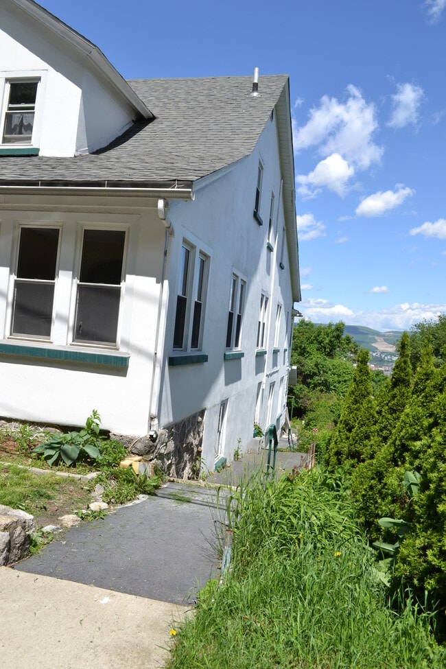 223 E Mountain Rd, Unit Suite 4 in Scranton, PA - Building Photo - Building Photo