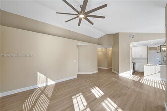 9012 Lake Park Cir S in Davie, FL - Foto de edificio - Building Photo