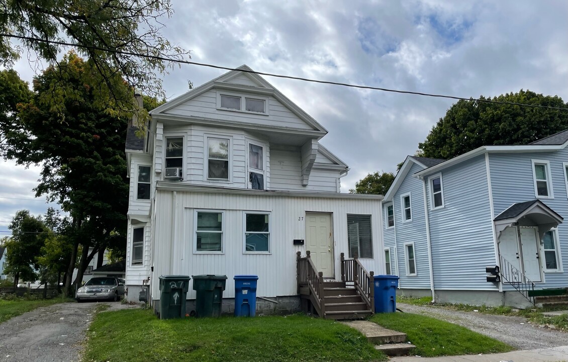 27 Locust St in Rochester, NY - Building Photo