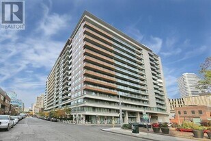 111 Elizabeth St in Toronto, ON - Building Photo