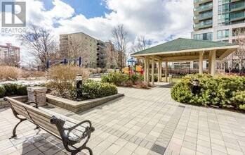 3504 Hurontario St in Mississauga, ON - Building Photo - Building Photo