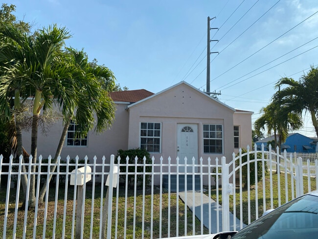 786 NW 75th St in Miami, FL - Foto de edificio - Building Photo