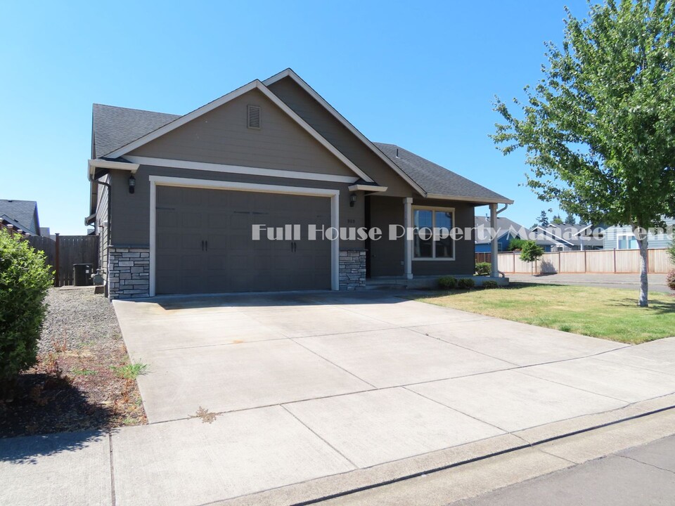 989 SW Coral St in Junction City, OR - Foto de edificio