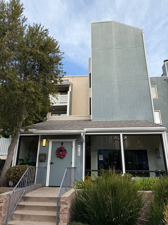 8160 Manitoba St, Unit 203 in Playa Del Rey, CA - Foto de edificio